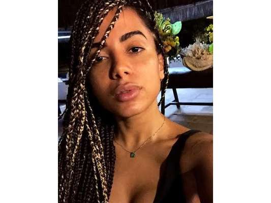 Anitta muda o cabelo e arrasa nas fotos