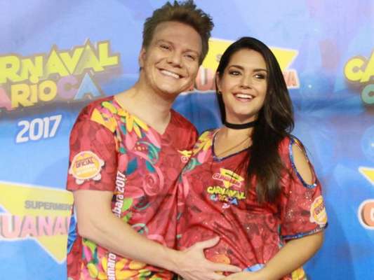 Michel Teló e Thais Fersoza curtiram a primeira noite de desfiles na Sapucaí nesta sexta-feira, 24 de fevereiro de 2017