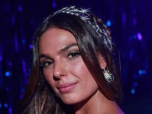 Isis Valverde foi derrubada por forte dor de garganta e ficou de fora do desfile da Grande Rio, na noite deste domingo, 26 de fevereiro de 2017