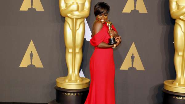 Viola Davis levou o Oscar de Melhor Atriz Coadjuvante pela atuação em “Um Limite Entre Nós”. A atriz fez um discurso apaixonado e não escondeu a alegria com a profissão!