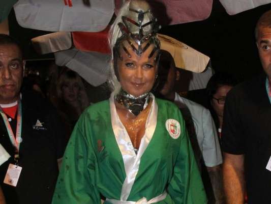 Xuxa Meneghel desfalca time de famosas na Grande Rio durante o desfile das campeãs