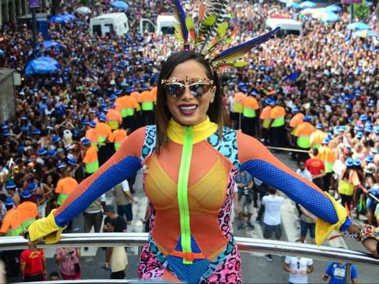 Anitta levou famosos para o Bloco das Poderosas e virou memes por causa do look