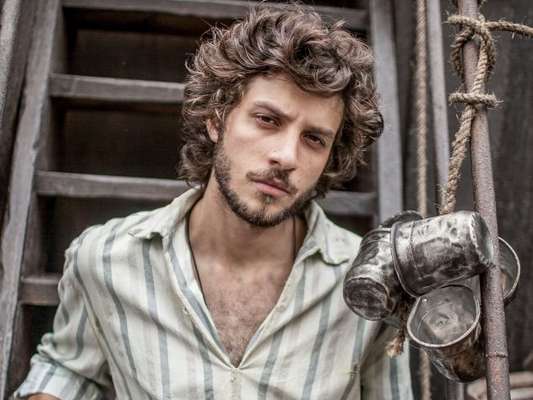 Chay Suede é Joaquim Martinho um jovem ator embarca no navio rumo ao Brasil e se apaixona por Anna (Isabelle Drummond), na novela 'Novo Mundo', que começa em 22 de março de 2017