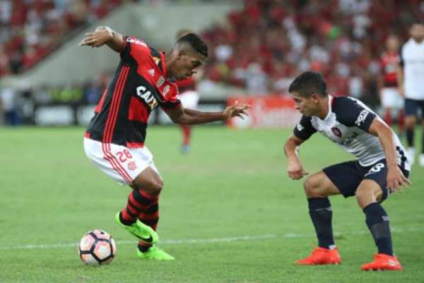 Novo titular? Berrío tem tudo para garantir uma vaga no Flamengo