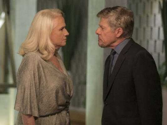 Mág (Vera Holtz) exige 30 milhões de dólares pelo resgate de Helô (Claudia Abreu) e mesmo correndo risco de perder Letícia (Isabella Santoni), Tião (José Mayer) diz que não vai pagar e barganha o valor, em 28 de março de 2017, na novela 'A Lei do Amor'