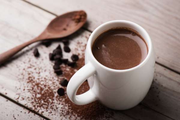 * Receita do Vigilantes do Peso Ingredientes: 3 ½ xíc. de leite desnatado 90 g de chocolate meio amargo picado 3 C.S. de açúcar-mascavo 1 ½ C.S. de cacau em pó 2 pedaços de canela em pau 1 c.c. de gengibre picado ½ c.c. de cardamomo seco ½ c.c. de pimenta-do-reino em grãos 1 pitada de sal Modo de Preparo: Em uma panela, acrescente todos os ingredientes e aqueça-os em fogo médio. Mexa-os até o chocolate derreter, o que dura cerca de 3 minutos. Aumente o fogo e continue mexendo por mais 7 minutos. Retire a panela do fogo, tampe-a e deixe-a esfriar por 10 minutos. Peneire a mistura, transferindo-a para um copo medidor de vidro. Para servir o chocolate quente, divida-o em 4 canecas. Utilize garrafas térmicas individuais para levá-lo e mantê-lo morno. Outra opção é deixar que esfrie completamente para guardá-lo em geladeira, onde pode ser conservado por até 4 dias. Para reaquecê-lo, leve cada porção ao micro-ondas por 1 minuto em potência alta.