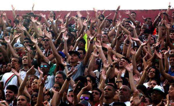Torcida do Fluminense fez bonita festa no Giulite Coutinho no ano passado. Lembre algumas partidas no estádio na galeria