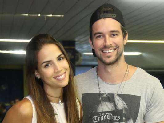 Pérola Faria e Bernardo Velasco terminou o namoro após quase um ano juntos. A notícia foi publicada pelo colunista Leo Dias, do jornal 'O Dia', nesta quinta-feira, 16 de março de 2017, e confirmada pelo Purepeople