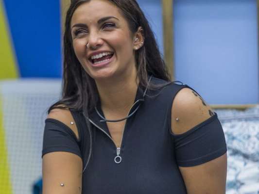 Elettra Lamborghini é criticada por espanhóis ao entrar no 'BBB17' na página do 'Gran Hermano VIP' nesta quinta-feira, dia 16 de março de 2017