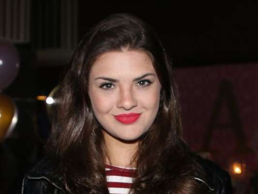 Lívia Inhudes, a Dana da primeira fase da novela 'O Rico e Lázaro', lembrou ao Purepeople o seu primeiro beijo: 'Com 13 anos e no cinema'