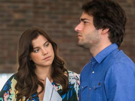 Marina (Alice Wegmann) propõe a Tiago (Humberto Carrão) uma viagem a Ilhabela, na novela 'A Lei do Amor', em 25 de março de 2017