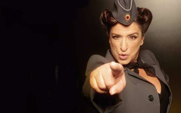 O espetáculo tem um formato de talk show teatral, no qual Grace Gianoukas recebe convidados, personagens, espíritos, encomendas, sustos e o público, ao lado dos atores Darwin Demarchi e Rita Murai, que integram o elenco da Terça Insana desde 2015. Transformando o teatro em avião e o público em passageiros de um vôo fictício, Terça Insana - Grace Gianoukas Recebe diverte ao fazer uma reflexão bem-humorada sobre o Brasil enquanto a nave não decola. ONDE: Theatro NET São Paulo (Rua Olimpíadas, 360) QUANDO: 4, 21 e 28 de março (terças-feiras), às 20h30 QUANTO: de R$40,00 a R$100,00
