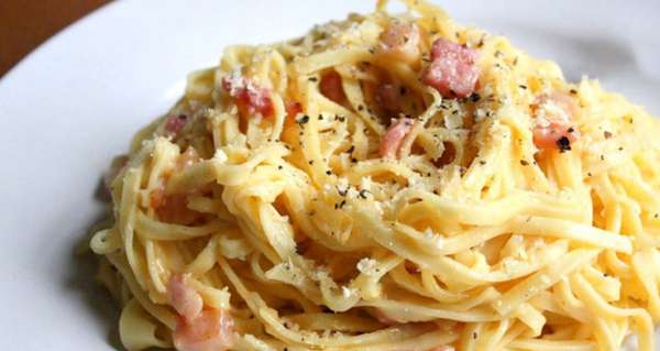 300g de bacon 1 dente de alho amassado 1 colher (sopa) de azeite 600g de espaguete 5 ovos 5 colheres (sopa) de queijo parmesão ralado 5 colheres (sopa) de queijo pecorino ralado Pimenta-do-reino Sal (a gosto) Modo de preparo Corte o bacon em pedacinhos bem pequenos. Em uma frigideira, coloque um pouco de azeite e o alho amassado. Junte o bacon até ficar dourado e soltar a gordura. Quando o alho estiver dourado pode retirá-lo (serve para dar mais sabor). Em um recipiente, bata os ovos inteiros com os queijos ralados e moa a pimenta-do-reino por cima. Misture até que fique homogêneo. Misture o espaguete cozido al dente à frigideira do bacon (ainda no fogo) e depois coloque o ovo batido por cima.