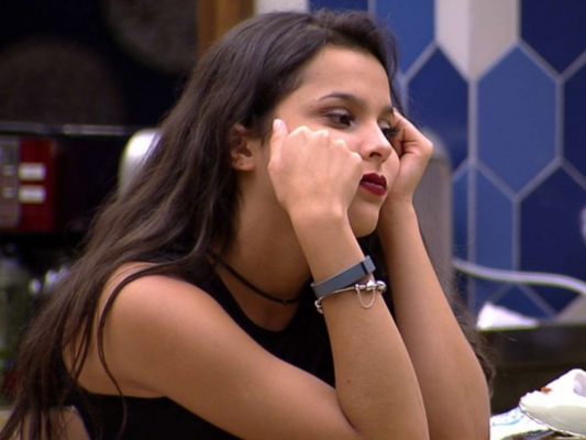 No 'BBB17', Marcos pede tempo à Emilly, propõe amizade e sister chora: 'Monstro'