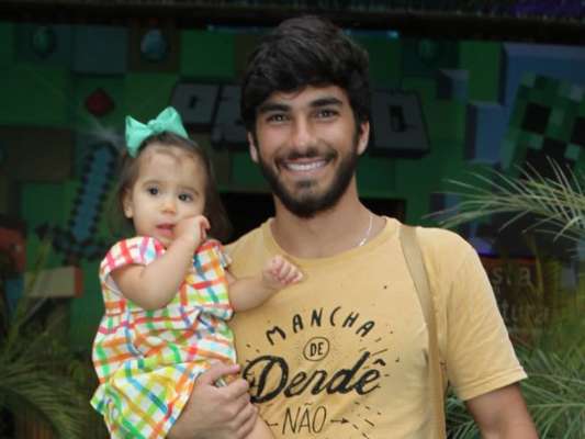 Marido de Deborah Secco, Hugo Moura passeou de ônibus com a filha, Maria Flor, nesta sexta-feira, 17 de março de 2017