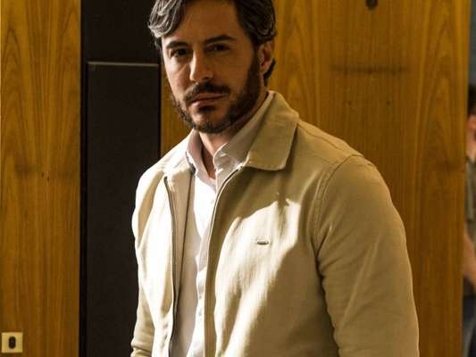 Augusto (Ricardo Tozzi) baterá em Leonardo (Eriberto Leão) após descobrir que o empreiteiro estuprou Vitória (Camila Morgado) na novela 'A Lei do Amor'