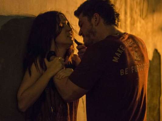 Júlia (Nathalia Dill) é confundida com Lorena (Nathalia Dill) por Alex (Caio Paduan) e constata que o vilão não morreu, como ela já havia afirmado, no capítulo que vai ao ar quarta-feira, dia 29 de março de 2017, na novela 'Rock Story'