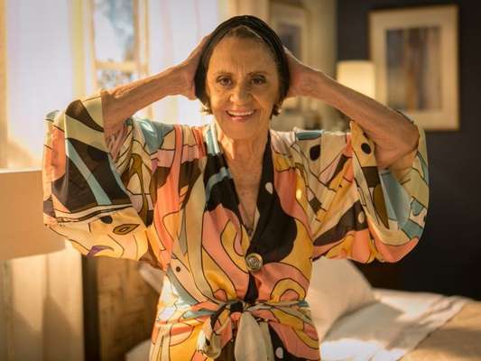 Após passagem de sete anos Sinhá (Laura Cardoso) volta ao Brasil para sequestrar o filho de Alice (Giovanna Antonelli) e Mario (Bruno Gagliasso), na novela 'Sol Nascente', que termina na terça-feira, 21 de março de 2017