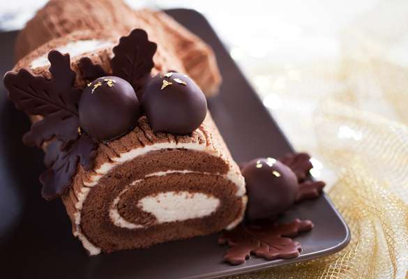 Ingredientes1 bolo pronto sabor chocolateMeio pote de sorvete sabor napolitano (ou de sua preferência)Meia xícara (chá) de chocolate meio amargo picado1 caixinha de creme de leitePapel alumínio para embrulharModo de Preparo Corte o bolo no sentido do comprimento em quatro fatias, depois utilize um rolo para afiná-las na espessura de 1 cm. Em uma superfície seca, coloque uma folha de papel alumínio e, sobre ela, coloque as fatias uma ao lado da outra, formando um retângulo. Com uma espátula, passe o sorvete sabor napolitano, formando uma camada. Enrole o rocambole com o auxílio do papel alumínio e leve ao freezer por 1 hora. Em uma panela média, derreta o chocolate em banho-maria e misture o creme de leite até obter um creme homogêneo. Retire o rocambole do freezer, desembrulhe e coloque-o em uma travessa. Cubra com o creme e sirva em seguida.