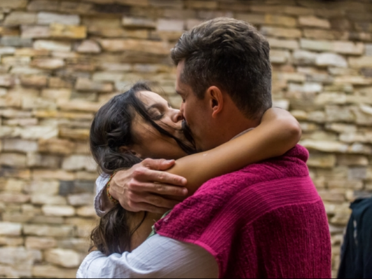 Novo Anjo do 'BBB17', Marcos comemorou com selinho em Emilly neste sábado, 18 de março de 2017