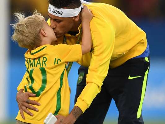 Neymar curtiu o domingo, 19 de março de 2017, acompanhado do filho, Davi Lucca, de 5 anos