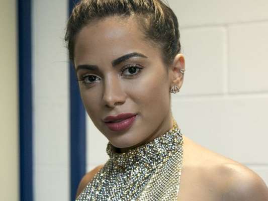Anitta dispensou dieta em viagem e comeu num restaurante de Los Angeles