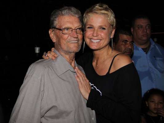 Xuxa usou o seu Instagram neste domingo, 19 de março de 2017, para dar uma notícia triste aos seus fãs: 'Infelizmente o 'véio Menega' tá indo embora...', disse sobre o estado de saúde do pai