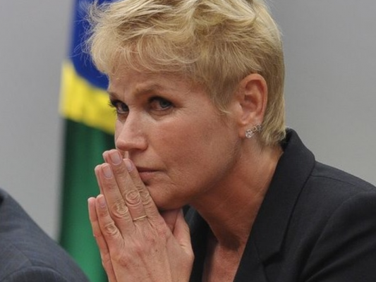Xuxa confirmou neste domingo, 19 de março de 2017, a morte de seu pai, Luiz Floriano Meneghel