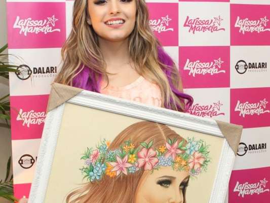 Larissa Manoela ganhou um quadro com sua imagem pintada à não por uma fã capixaba após show em Vitória, Espírito Santo, neste domingo, 19 de março de 2017
