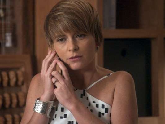 Helô (Claudia Abreu) é ameaçada e torturada por Magnólia (Vera Holtz) enquanto é mantida em cativeiro pela megera na novela 'A Lei do Amor'