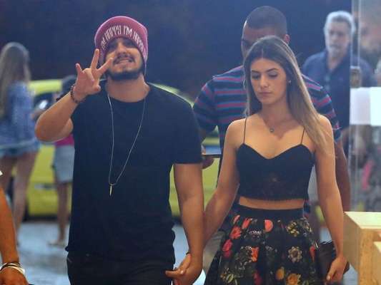 Luan Santana revela lugar inusitado que fez sexo com a namorada: 'Praia privada'
