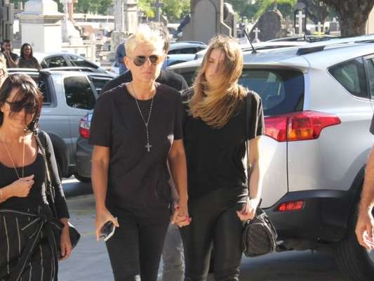 Sasha Meneghel acompanha a mãe, Xuxa, em velório do avô no Rio de Janeiro nesta segunda-feira, dia 20 de fevereiro de 2017