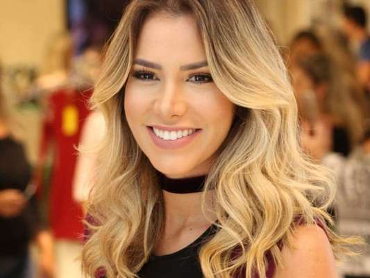 Ex-BBB Adriana Sant'Anna exibiu resultado da cirurgia no nariz na tarde desta segunda-feira, 20 de março de 2017