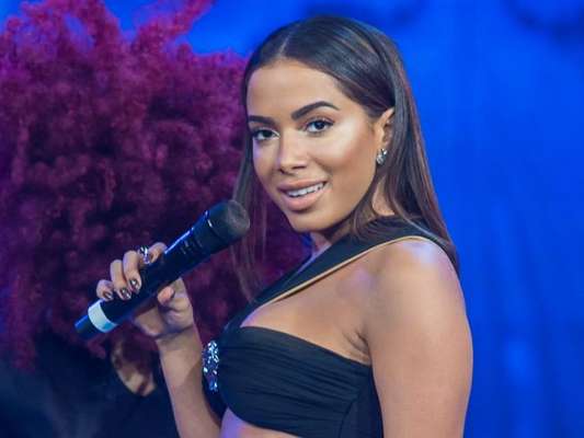 Anitta contou que um paparazzo achou que ela era Jennifer Lopez