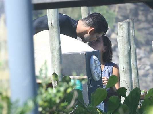 Cauã Reymond foi à praia com a namorada, Mariana Goldfarb, na tarde desta segunda-feira, 20 de março de 2017