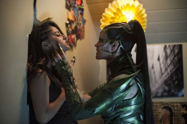 Elizabeth Banks interpreta Rita Repulsa, numa versão bem mais macabra da vilã