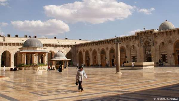 Grande Mesquita de Aleppo (antes). Em 2010, as insurreições no mundo árabe ainda não haviam chegado à Síria e à famosa Grande Mesquita de Aleppo. Construído no ano 715, o local de culto é considerado um dos Patrimônios Mundiais da Humanidade.