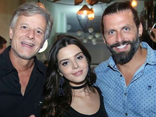 Giovanna Lancellotti, Marcello Novaes e Henri Castelli se encontraram na festa de encerramento da novela 'Sol Nascente' em restaurante do Recreio, na Zona Oeste, nesta segunda-feira, 20 de março de 2017