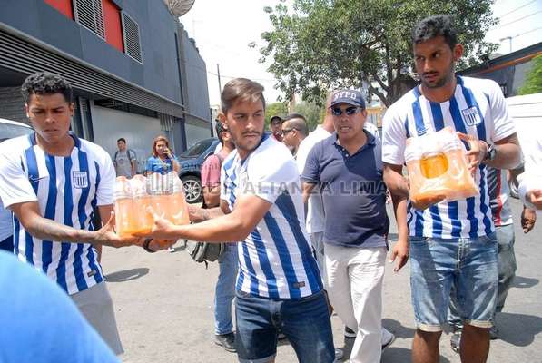 Jugadores de Alianza Lima entregan donaciones