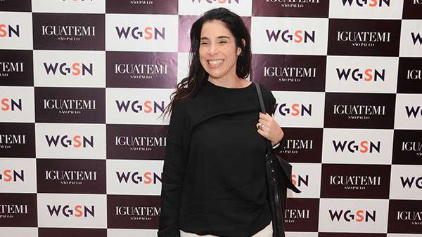 Raquel Davidowicz esbanjou alegria com um desfile com looks básicos perfeitos para o nosso dia a dia.