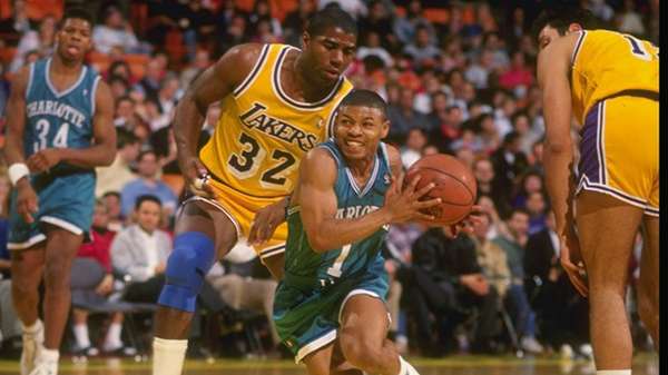 Tyrone 'Muggsy' Bogues tiene el récord como el jugador más bajito en jugar en la NBA. Jugó un total de 889 partidos consiguiendo 6.858 puntos. Vistió el uniforme de los Hornets de 1988 a 1997 y se retiró en 2001 en los Raptors