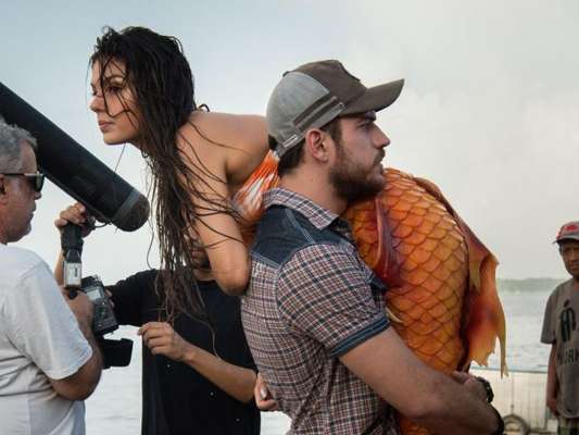 Zeca (Marco Pigossi) encontra Ritinha (Isis Valverde) trabalhando como sereia em Belém e a leva de volta para Parazinho, no novela 'A Força do Querer', em 10 de abril de 2017