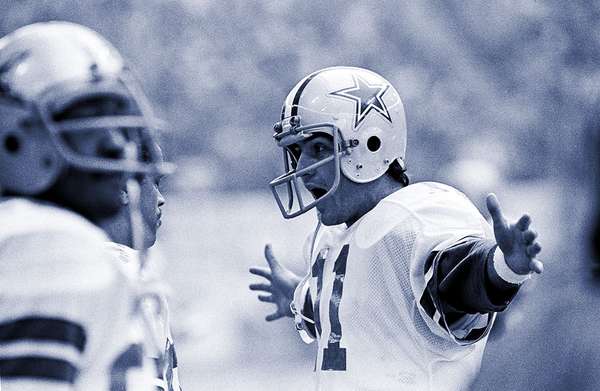 Danny White jugó para los Dallas Cowboys de 1976 a 1988. Ganó el Super Bowl XII y acumuló 21,959 yardas por aire