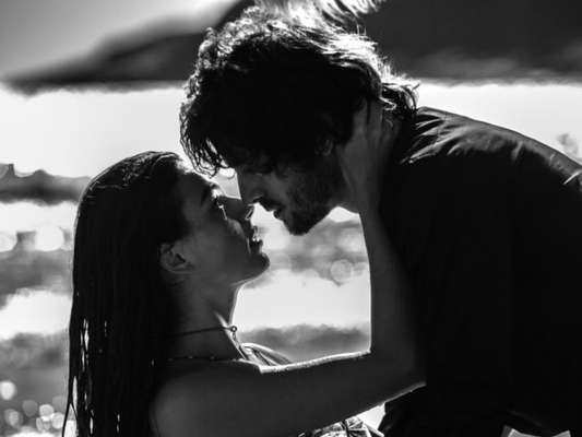 Ritinha (Isis Valverde) e Ruy (Fiuk) transam pela primeira vez durante fuga de barco, sob a luz da lua, na novela 'A Força do Querer', em abril de 2017