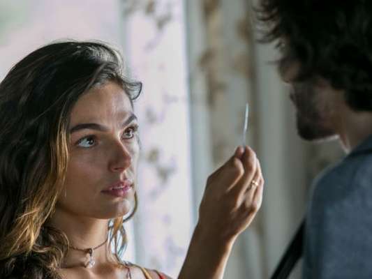 Ritinha (Isis Valverde) diz a Ruy (Fiuk) que está grávida e ele se irrita: 'Não dava pra ter tomado mais cuidado, não?', ele questiona, em cenas previstas para irem ao ar a partir de 21 de abril, na novela 'A Força do Querer'