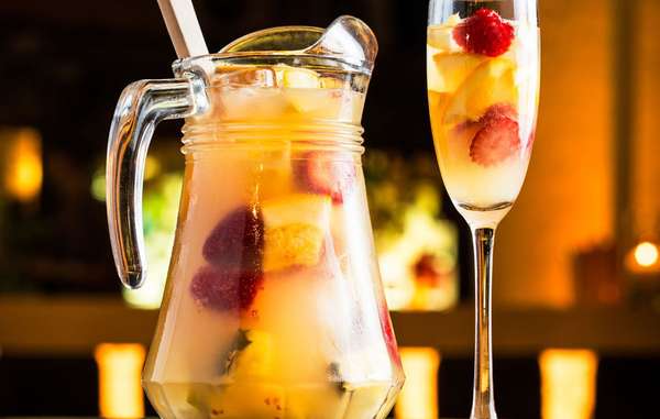 ClericotSuave e com frutas, é perfeito para quem gosta de bebidas doces. Ingredientes: 1 garrafa de vinho branco (ou verde) gelado; 500 ml de água tônica ou club soda gelada; 2 maçãs-verdes cortadas em cubos; 1 xícara (chá) de uva verde sem caroço cortada em metades; 1 xícara (chá) de abacaxi cortado em cubos; 1/3 de xícara (chá) de licor de laranja ou rum; Caldo de 1 laranja; 2 colheres (sopa) de açúcar; Cubos de gelo. Modo de preparo: Em uma jarra grande coloque os cubos de maçã-verde, as uvas e os cubos de abacaxi. Complemente com o licor de laranja ou rum, junte o caldo de laranja e polvilhe o açúcar. Misture delicadamente, puxando as frutas de baixo para cima. Leve para gelar por pelo menos 20 minutos. Acrescente o vinho e a água tônica. Complete com cubos de gelo. Receita da: luvgourmet