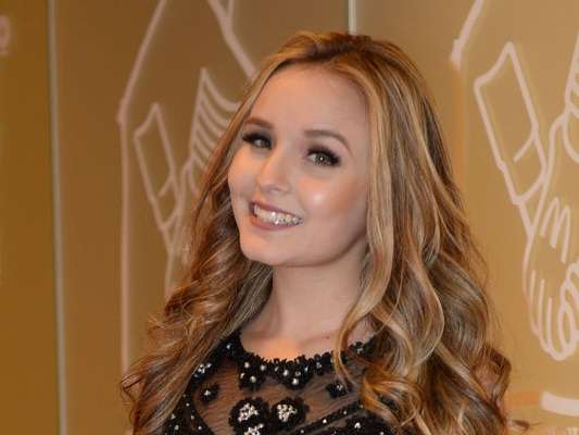 Larissa Manoela defende que mulher não pode ser fácil: 'Difícil é interessante'