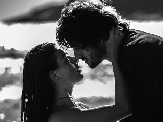 Ritinha (Isis Valverde) e Ruy (Fiuk) transam em fuga de barco e ele a leva para o Rio de Janeiro, na novela 'A Força do Querer', em 17 de abril de 2017