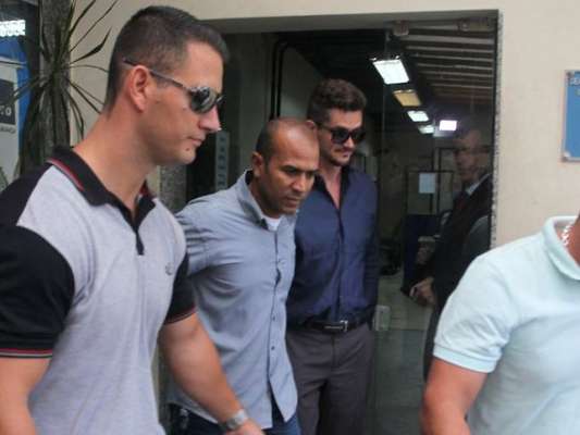 Ex-'BBB17' Marcos, em silêncio, deixa delegacia após prestar depoimento