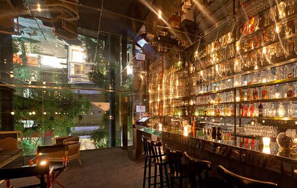 Bar de Cima - JardinsSituado no mesmo prédio que o Chez, na Oscar Freire, o Bar de Cima foca em um ambiente simples, mas moderno, para atrair seu público. Se você está pensando em frequentar uma das festas que acontecem por lá, não deixe de incluir o nome na lista (sem isso, você não entra). Na pista rola de pop até eletrônico e rock! Endereço: Rua Oscar Freire, 1128. Horário de funcionamento:Quarta e quinta, das 19h até 1h; sexta e sábado, das 22h até 3h.